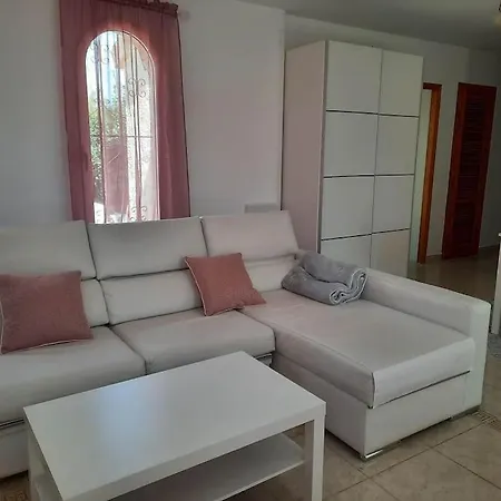 Lovely Flat With Heated Pool דירה גאנדיה