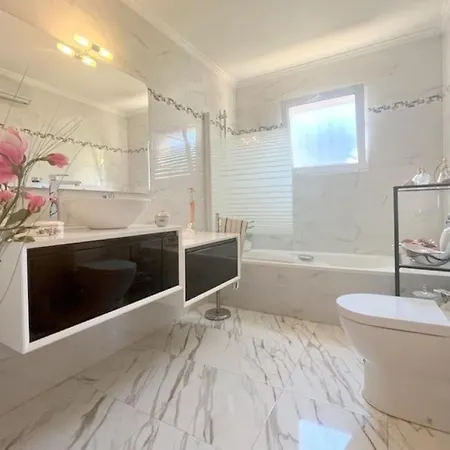 Appartement Lovely Flat With Heated Pool